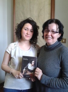 L'assessore Zampollo e Rita Gurian, segretario della biblioteca, con una copia dei "Promessi sposi"