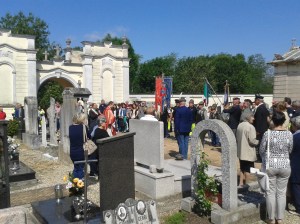 La cerimonia al cimitero davanti alle tombe di due Caduti