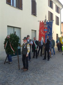 Il gonfalone comunale e la corona in memoria dei Caduti