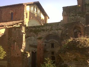 Lomello basilica esterno